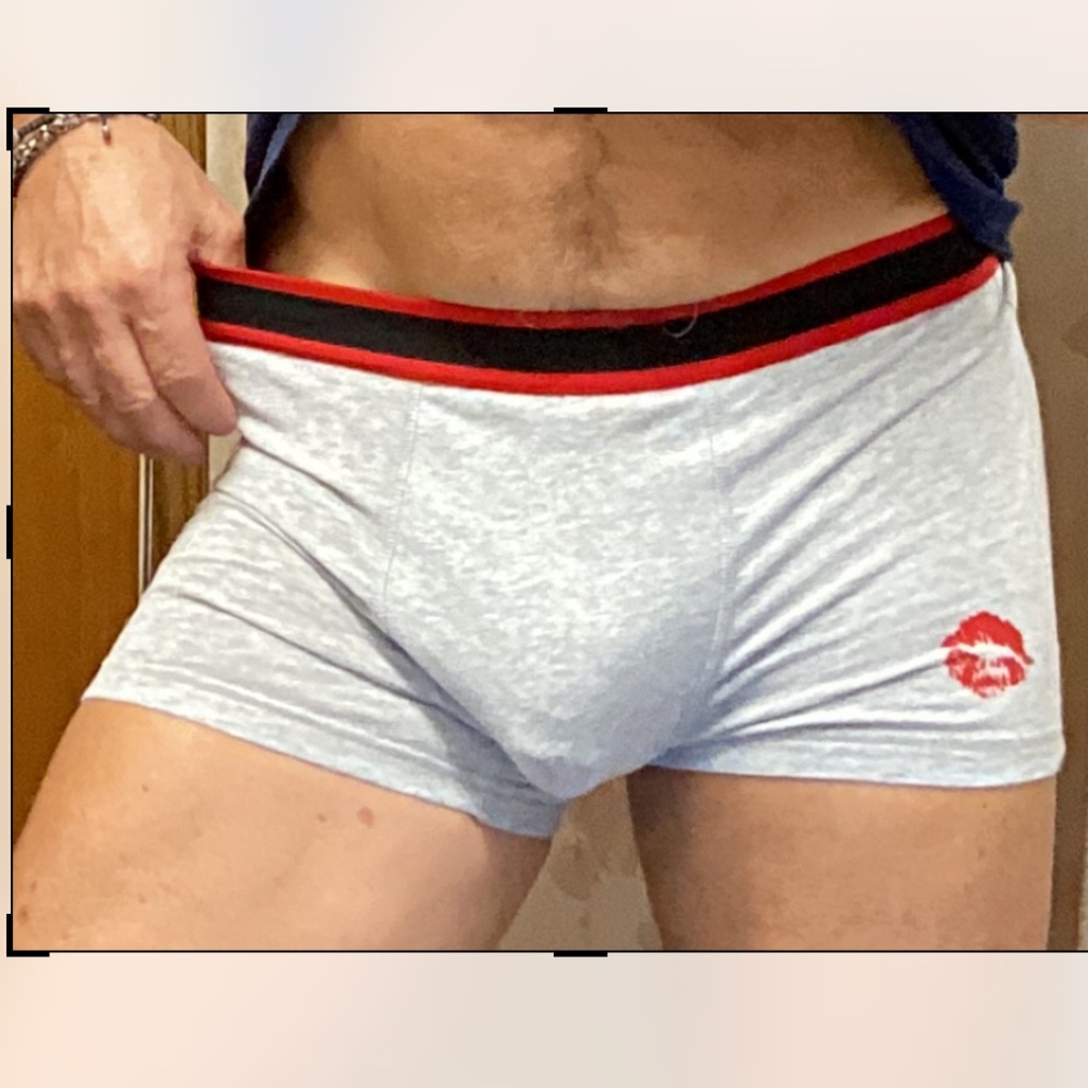 Trunks, gray medium, with a kiss graphic.